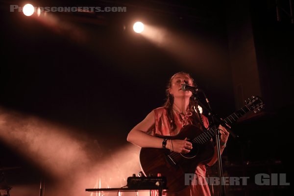 ANNA B SAVAGE - 2024-05-13 - PARIS - Petit Bain - 